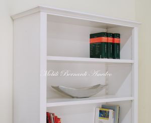 Mobile da soggiorno per Tv con libreria in legno massello stile classico e finitura laccata bianco anticato